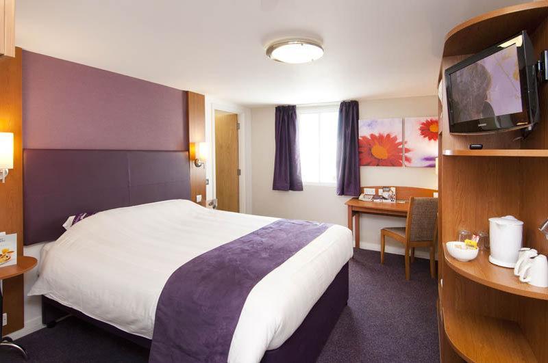 Premier Inn Фроум Экстерьер фото